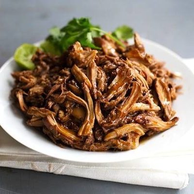 Honey Glazed Crockpot Chicken Adobo - simple pantry ingredients, hardly any hands-on time, 200 calories. | https://leichterleben.today