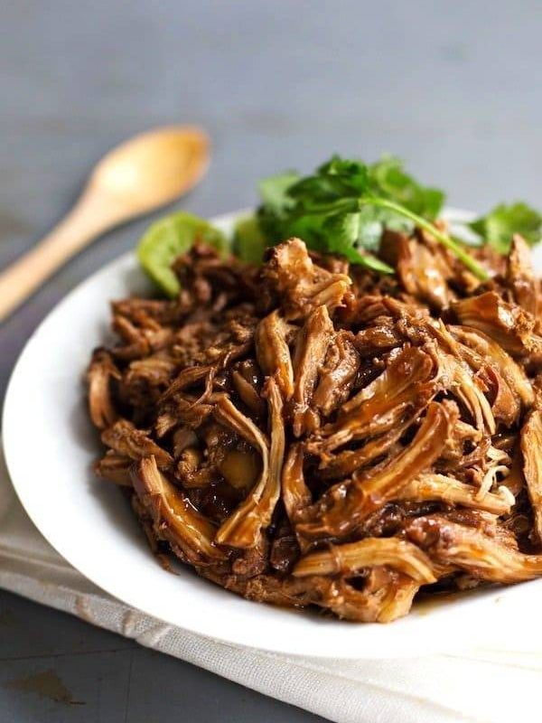Honey Glazed Crockpot Chicken Adobo - simple pantry ingredients, hardly any hands-on time, 200 calories. | https://leichterleben.today