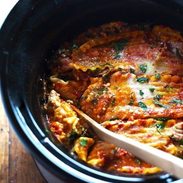 Super Easy Skinny Veggie Crockpot Lasagna - a handful of simple ingredients for a healthy family dinner. | https://leichterleben.today