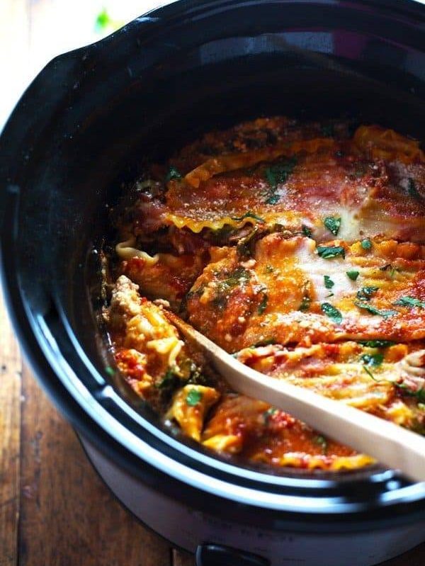 Super Easy Skinny Veggie Crockpot Lasagna - a handful of simple ingredients for a healthy family dinner. | https://leichterleben.today