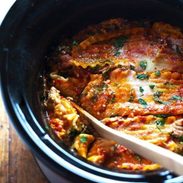 Super Easy Skinny Veggie Crockpot Lasagna - a handful of simple ingredients for a healthy family dinner. | https://leichterleben.today