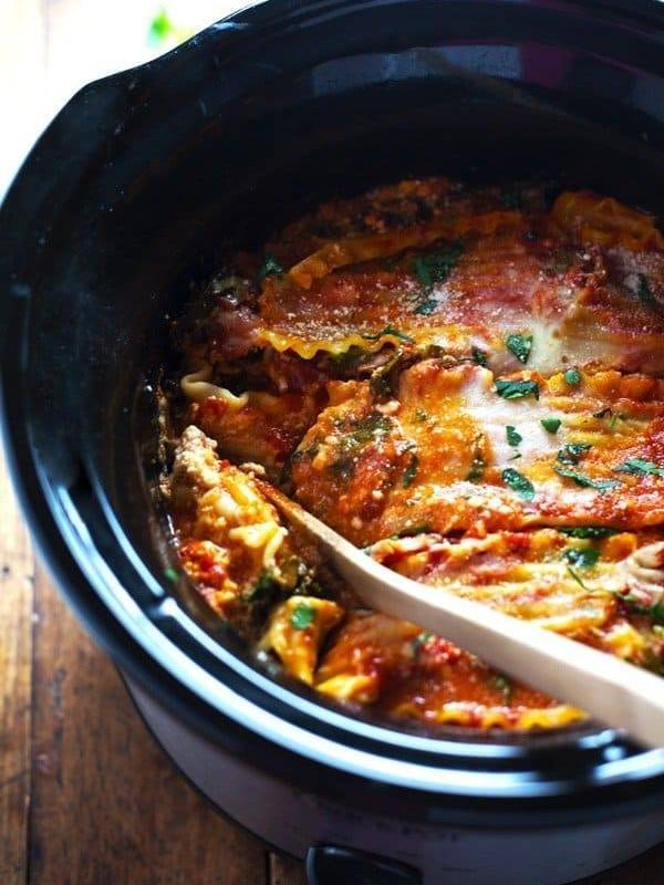 Super Easy Skinny Veggie Crockpot Lasagna - a handful of simple ingredients for a healthy family dinner. | https://leichterleben.today