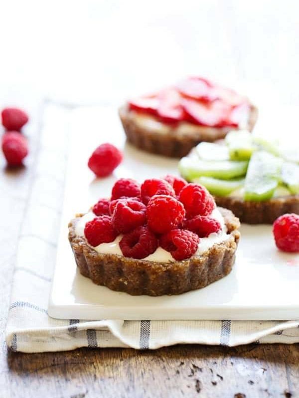No-Bake Fruit Pizzas - nutritious raw ingredients and no refined sugar in these pretty little desserts! | pinchofyum.com